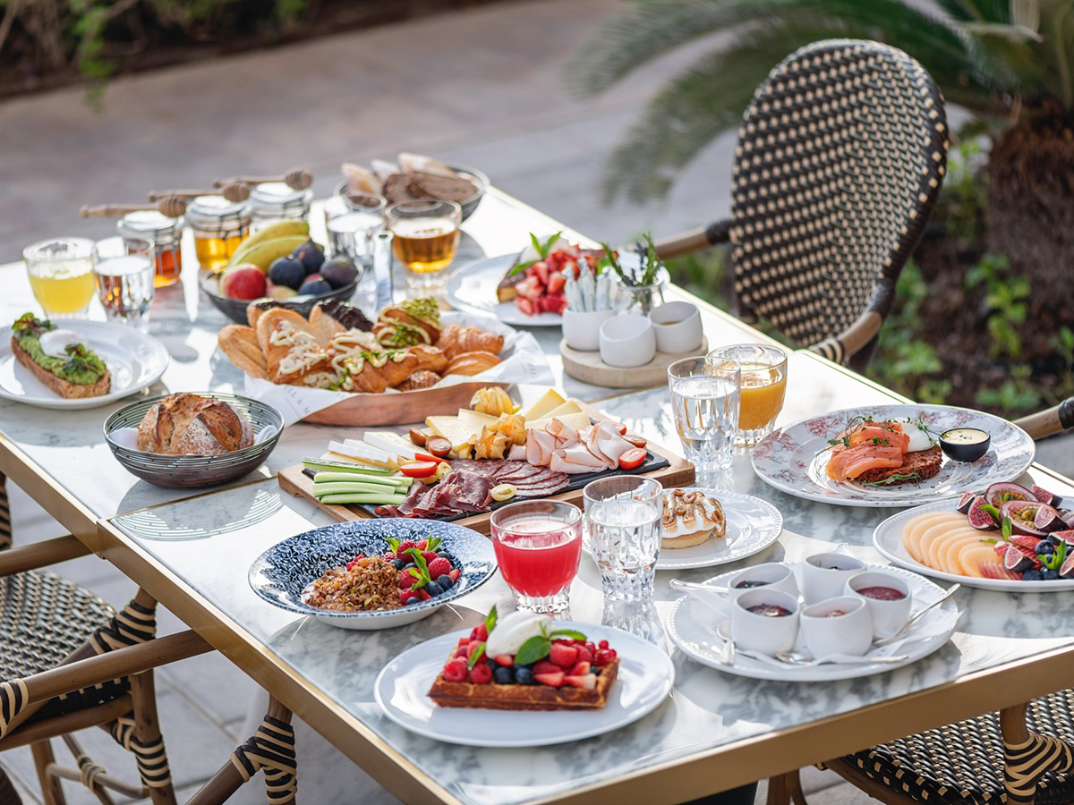 Outdoor breakfast shop near me